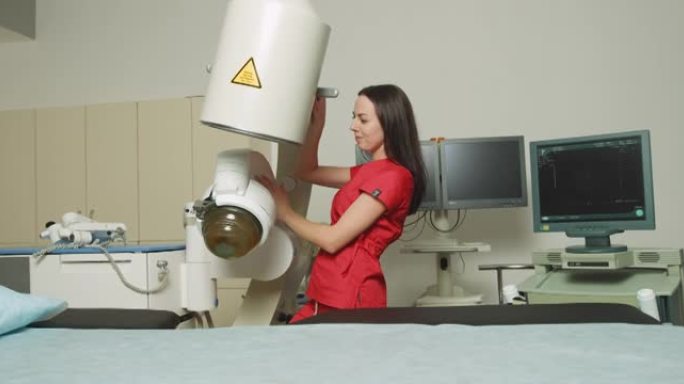 年轻迷人的女医生的肖像，站在现代超声波碎石机附近，同时准备在现代泌尿外科中心进行体外休克波治疗。超声