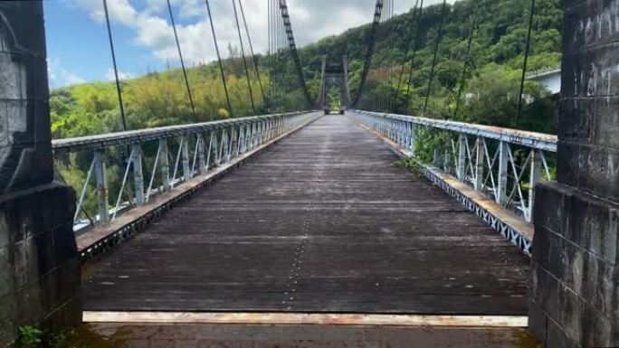 Pont suspendu，圣罗斯留尼汪岛上的一座吊桥，是圣贝诺 (Saint-beno î t) 