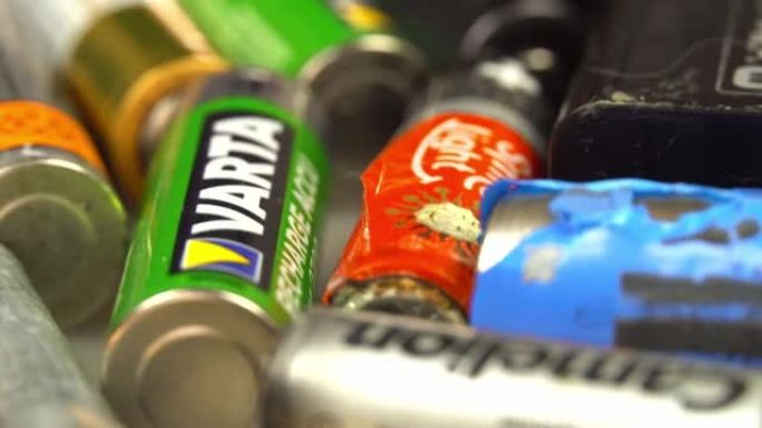 旧的废弃AA电池和其他电池