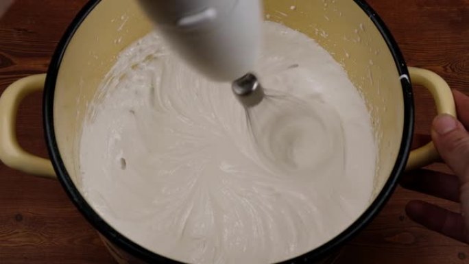 用搅拌器将蛋白打成奶油，准备蛋白酥皮