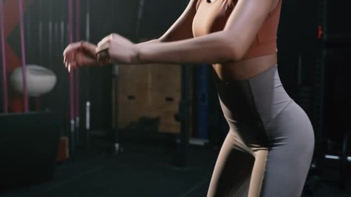 运动的亚洲女性运动做蹲下体重训练锻炼肌肉和燃烧脂肪有氧运动，健身健身房的健康生活方式