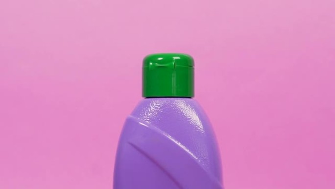 一瓶紫色的家用化学品上的绿色软木塞的特写镜头。