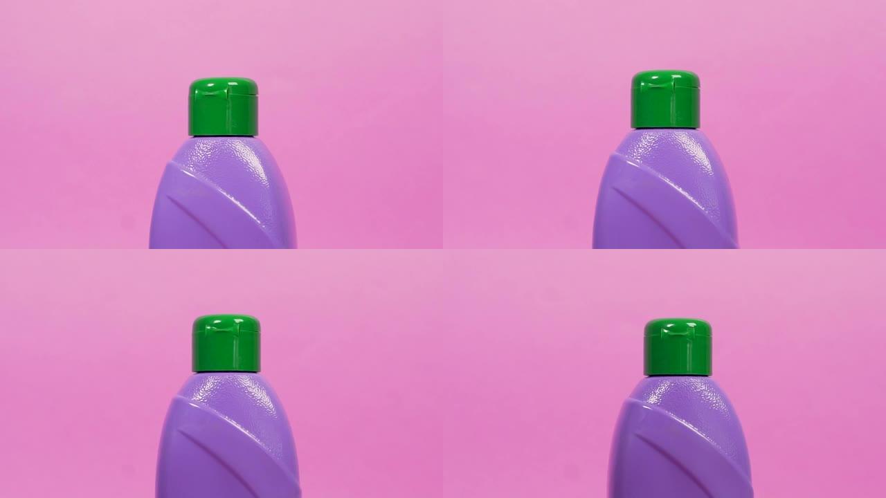 一瓶紫色的家用化学品上的绿色软木塞的特写镜头。