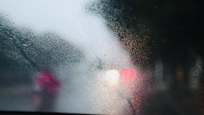 下雨天车玻璃外行驶的车