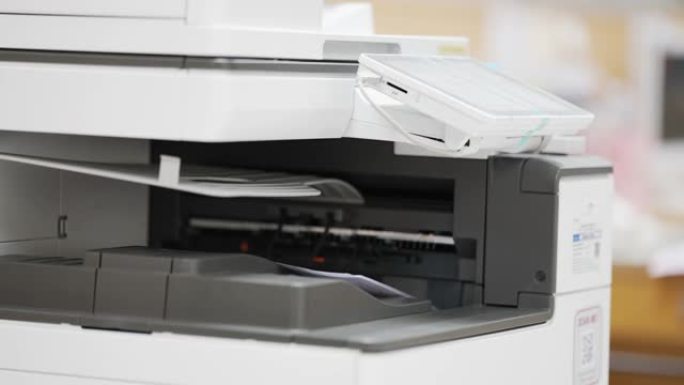 商人在办公室使用复印机