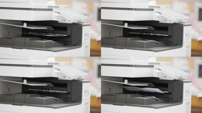 商人在办公室使用复印机
