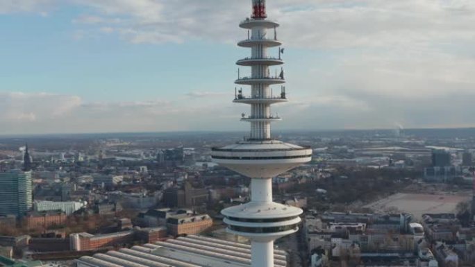 海因里希·赫兹电视塔顶上耸立在汉堡城市景观之上的观景台的近距离鸟瞰图