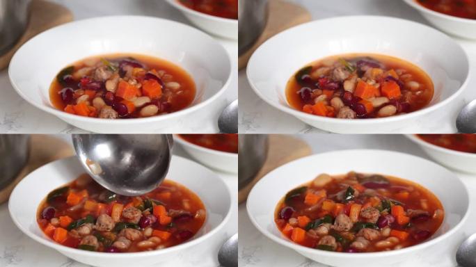 白盘香肠豆番茄汤。意大利美食概念。