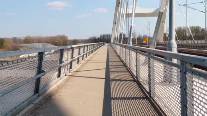 行人路与行人车辆用钢制防护栏新桥的建设