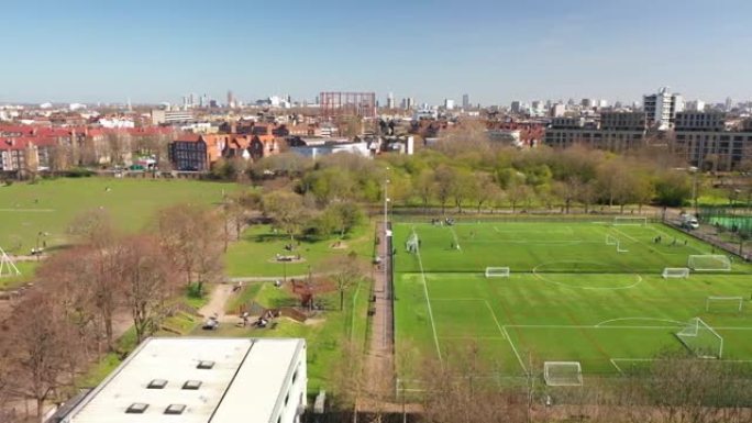 在美丽的宁静环境和城市景观中展示足球场的幻灯片，空中射击