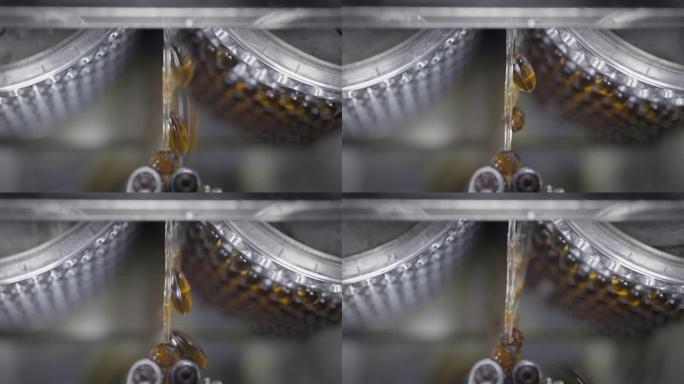 自动机器中的黄色凝胶胶囊。欧米茄3或鱼油
