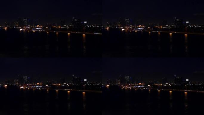迈阿密海滩沿岸的交通源源不断，城市夜灯映入水中。