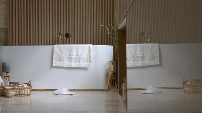 浴室铺有不同色调的棕色大理石瓷砖