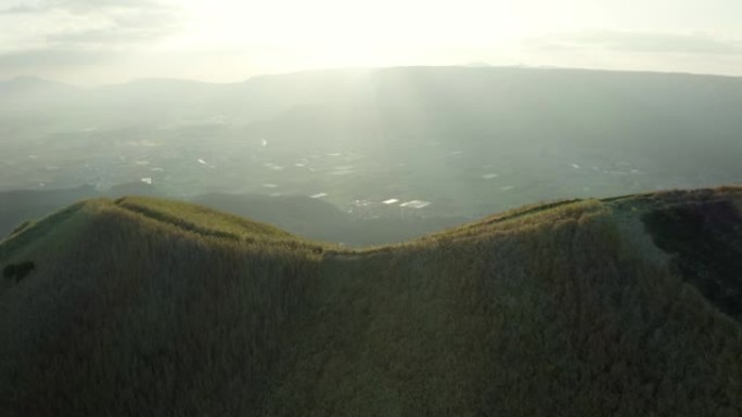 阿苏地质公园，视野极佳。日本熊本的无人机射击。多莉进来了。似乎漂浮在天空中的景色。你可以看到破火山口