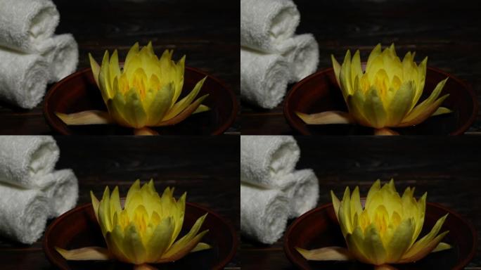 黄莲花睡莲花和木桌上的毛巾