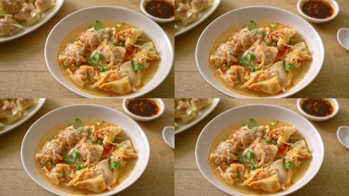 猪肉馄饨汤或烤辣椒猪肉饺子汤-亚洲美食风格