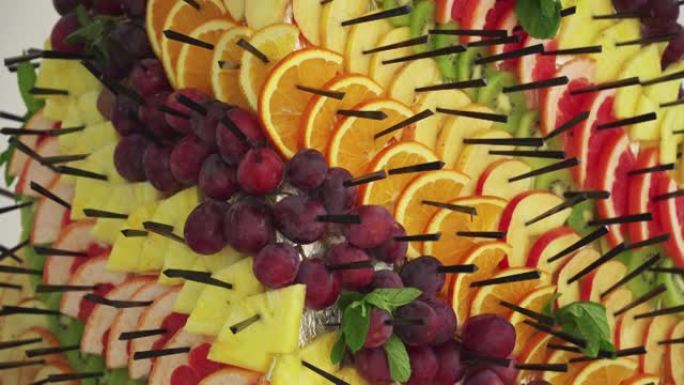 婚礼自助餐上切成薄片的热带水果金字塔