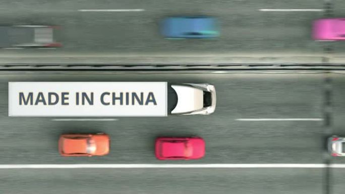 沿高速公路行驶的中国制造文字半挂卡车的俯视图。中国商业相关可循环3D动画