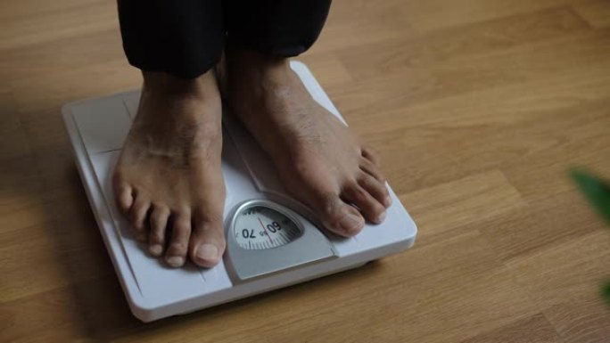 特写体重秤，用于测量体重减轻。称重秤健康减肥概念。中长镜头平移多莉移动聚焦多莉滑块，用于慢动作