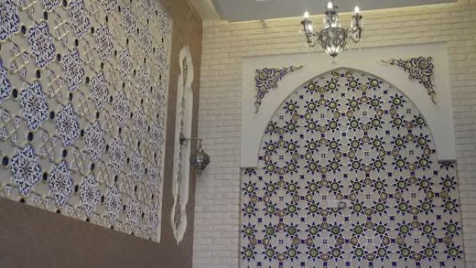 东方餐厅的壁龛，白色墙壁装饰着金色和蓝色花卉装饰品