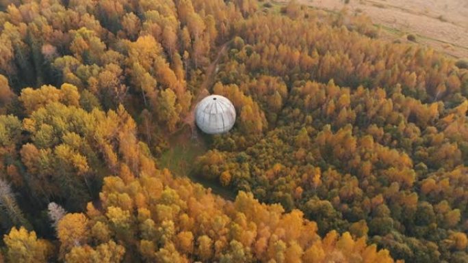 军事雷达站。森林中废弃无线电定位站的鸟瞰图