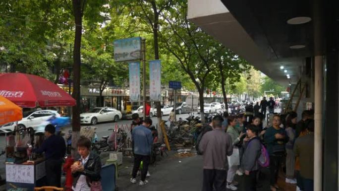 阳光明媚的日子南京市中心老城区拥挤的街头美食咖啡馆全景4k中国