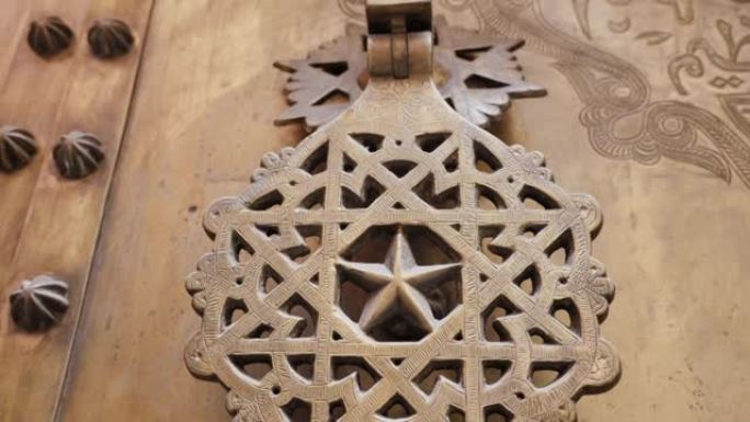 传统摩洛哥伊斯兰几何形状设计的铁制黄铜门把手门环。