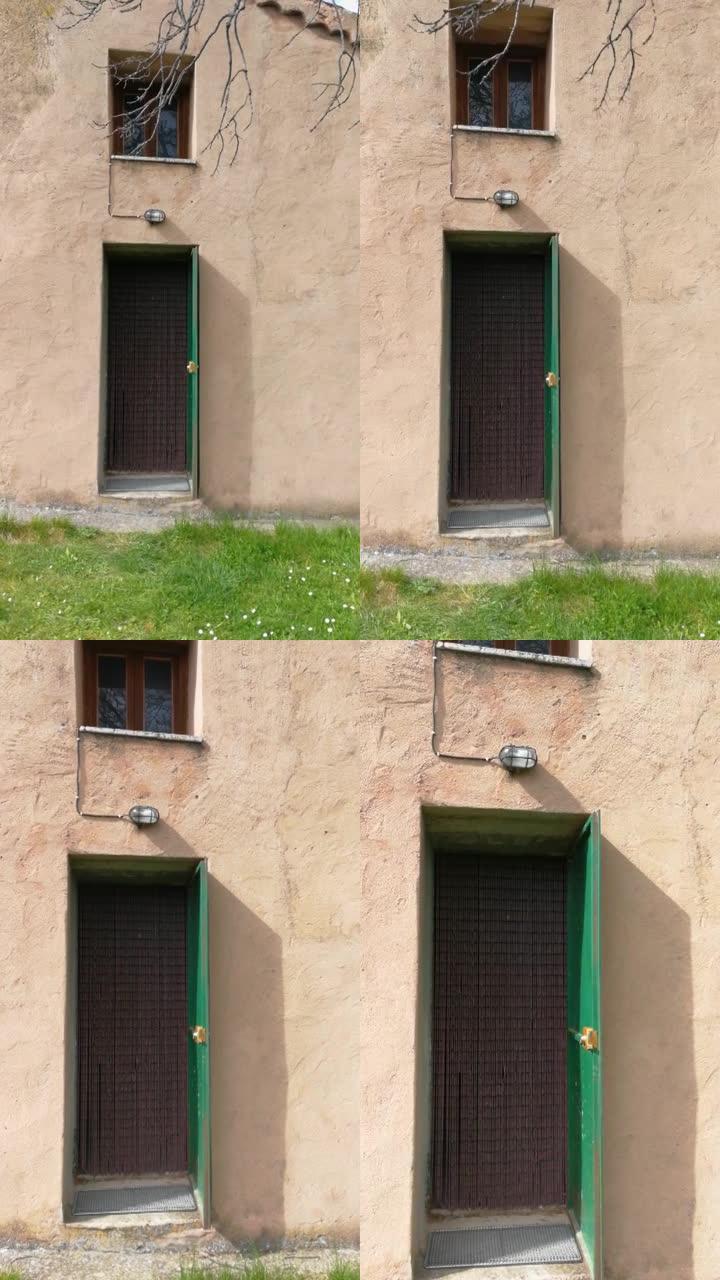 村屋的门窗。