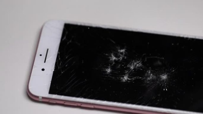 锤子打碎手机屏幕的过程，维修概念，手机更换
