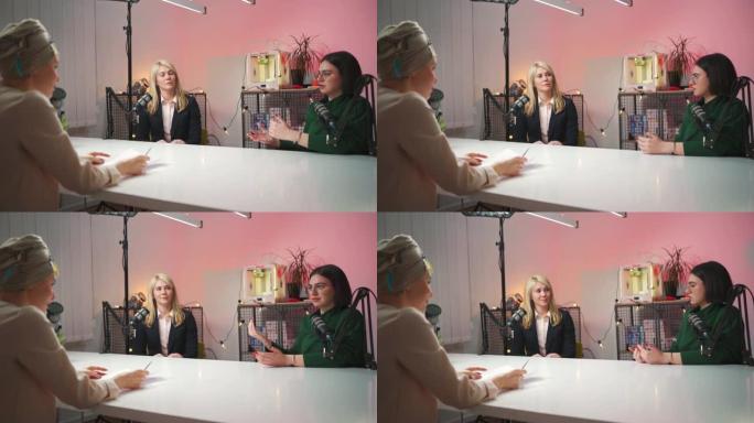 年轻女子在播客的演播室采访两名女客人