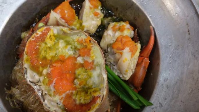 吃海鲜蟹蛋加粉丝玻璃面条，用钢锅烤中式酱汁