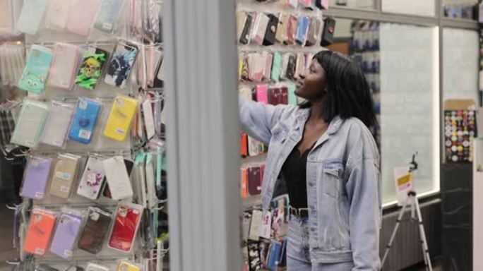 非洲妇女在商店寻找手机壳