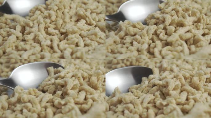 勺子舀起纹理化的大豆颗粒