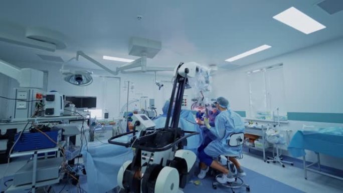 现代设备背景下的外科手术。医学专家在医院的轻型手术室进行神经外科手术。