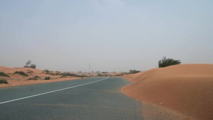 阿联酋沙尘暴期间被沙子覆盖的沙漠道路