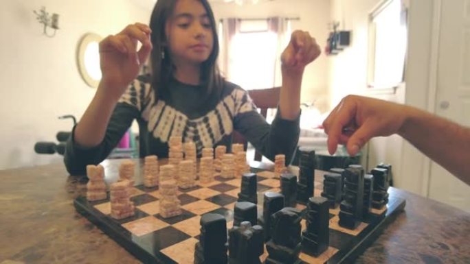 千禧一代父亲和小学年龄的女性在大流行期间在家下棋新型冠状病毒肺炎匹配剧照提供4k视频