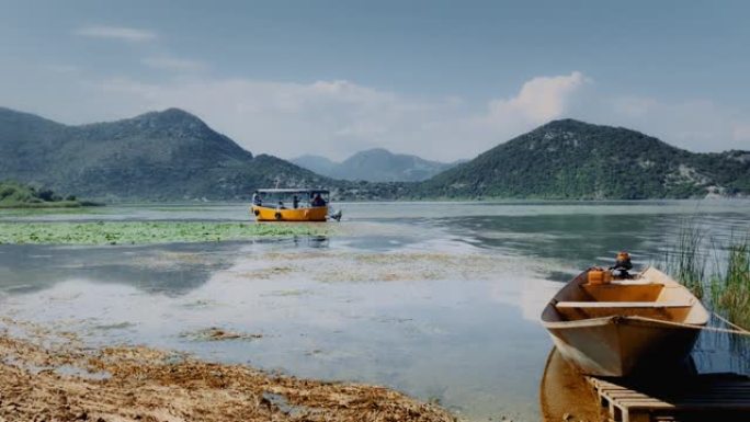 黑山的斯卡达尔湖景，远处有一艘流动的渡轮，岸边有一艘船。