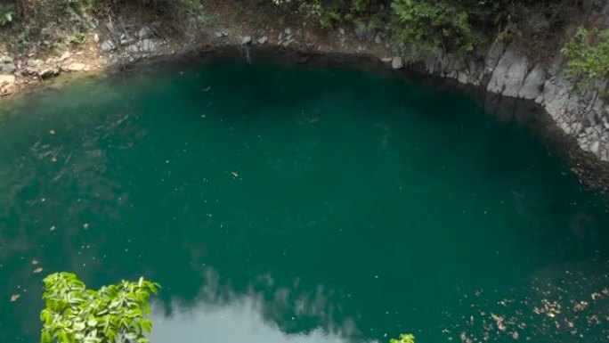 水槽孔天然绿色水塘