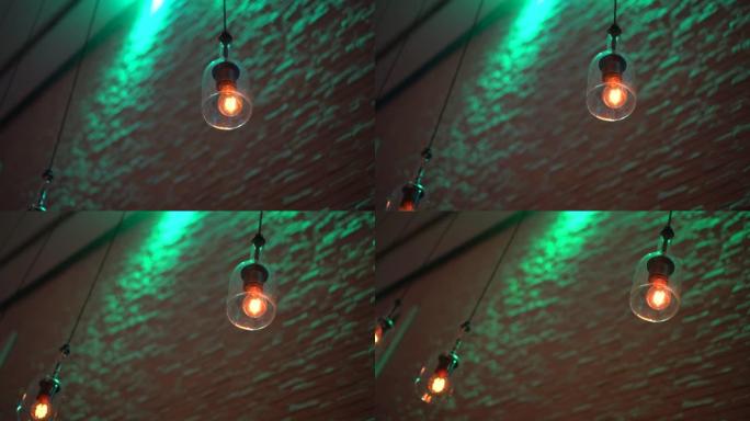 高杆墙壁空间上悬挂玻璃灯，绿色筒灯醉酒，感觉吓人