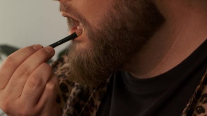 一名男性化妆师在嘴唇上涂抹口红的4k视频片段