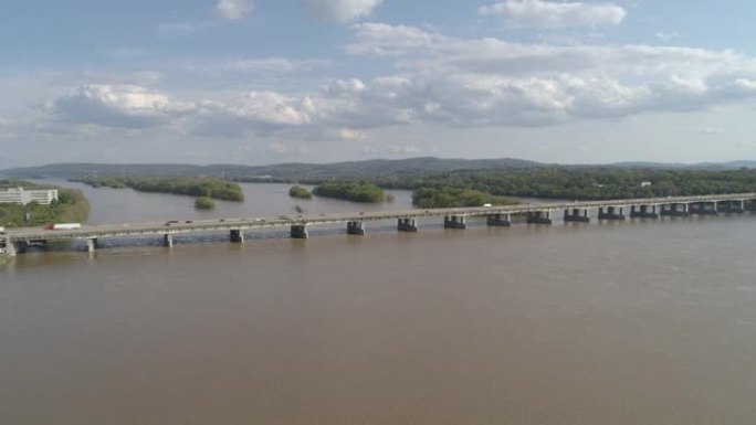 春天，宾夕法尼亚州哈里斯堡附近的萨斯奎哈纳河上的一座桥。带有平移摄像机运动的空中无人机视频。