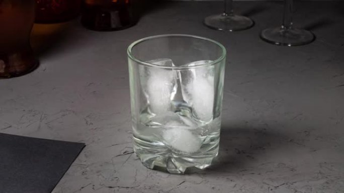 在玻璃中融化冰的时间流逝