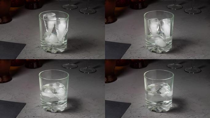 在玻璃中融化冰的时间流逝