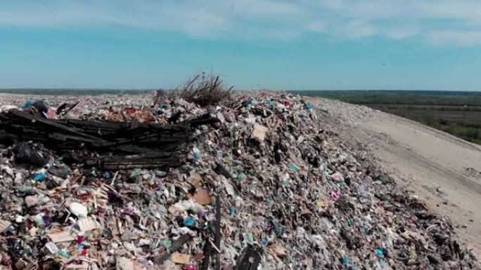 山区大型垃圾堆和污染，堆积如山的臭味和有毒残留物，这些垃圾来自城市和工业区无法摆脱，消费社会造成大量