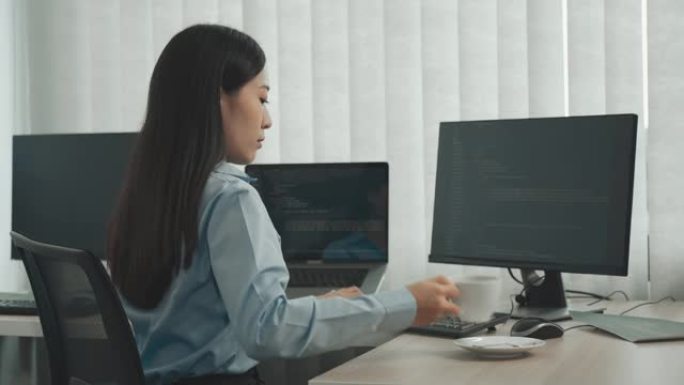 亚洲软件开发人员早上坐着工作。