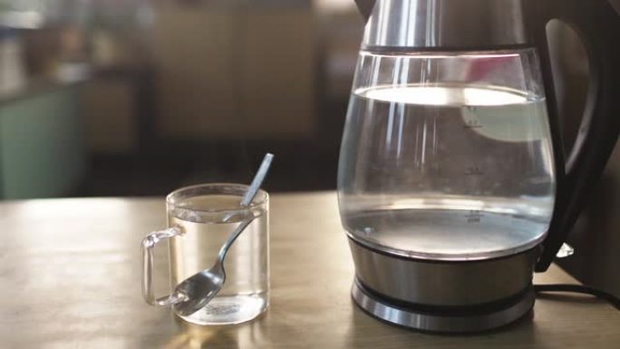 带水沸腾的透明水壶的滑块拍摄
