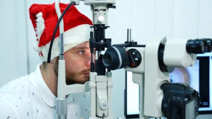 眼科医生用现代设备检查年轻人的视力。医生正在用生物显微镜检查眼睛。医生在医疗设备的帮助下检查眼睛结构