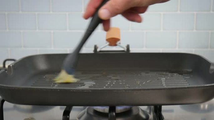 用硅胶刷近距离刷牙用4K橄榄油烤盘。