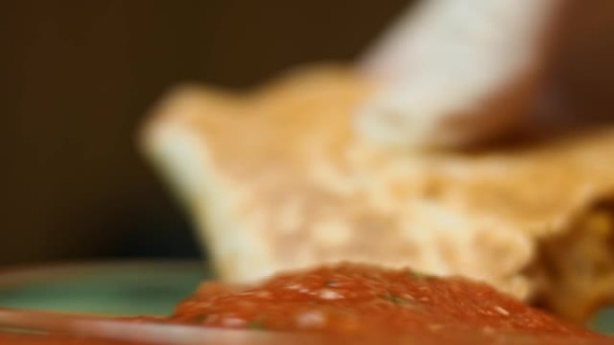 在木制切菜板上的新鲜油炸热蔬菜玉米饼和莎莎酱的宏观视图。制作墨西哥玉米饼的过程