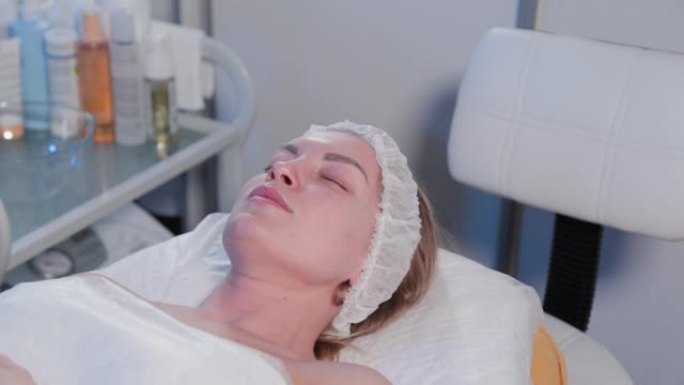 美丽的年轻女子在整容手术前躺在沙发上